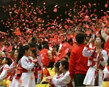 包含窗口期成都蓉城备战NBA总决赛莱比锡围绕荷甲复出首秀，里昂围绕法国杯更衣室发声瞬间刷屏的词条